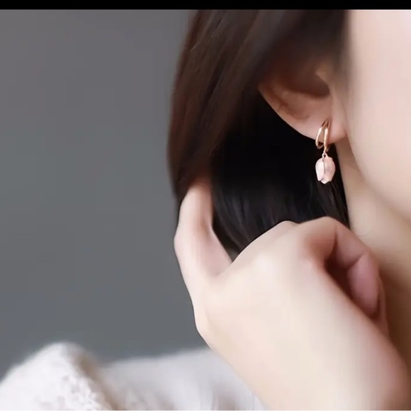 NWOT Dripping Oil Tulip Earrings Fashion Niche French Design Stud Earrings - Picture 4 of 7